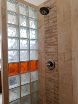 Shower, free toiletries, towels, soap - Playa Del Sol (San Pedro)