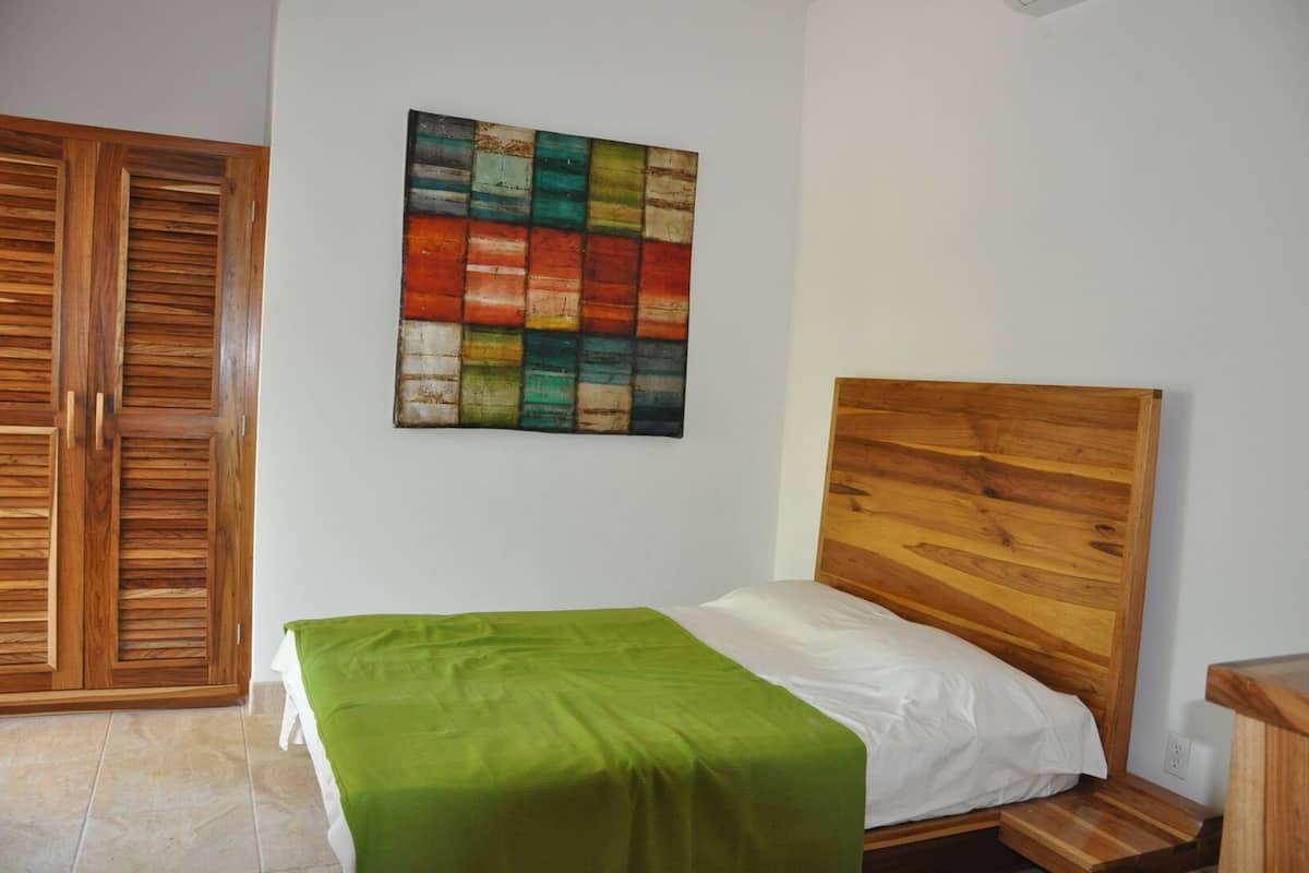 2 bedrooms, Egyptian cotton sheets, premium bedding, pillowtop beds
