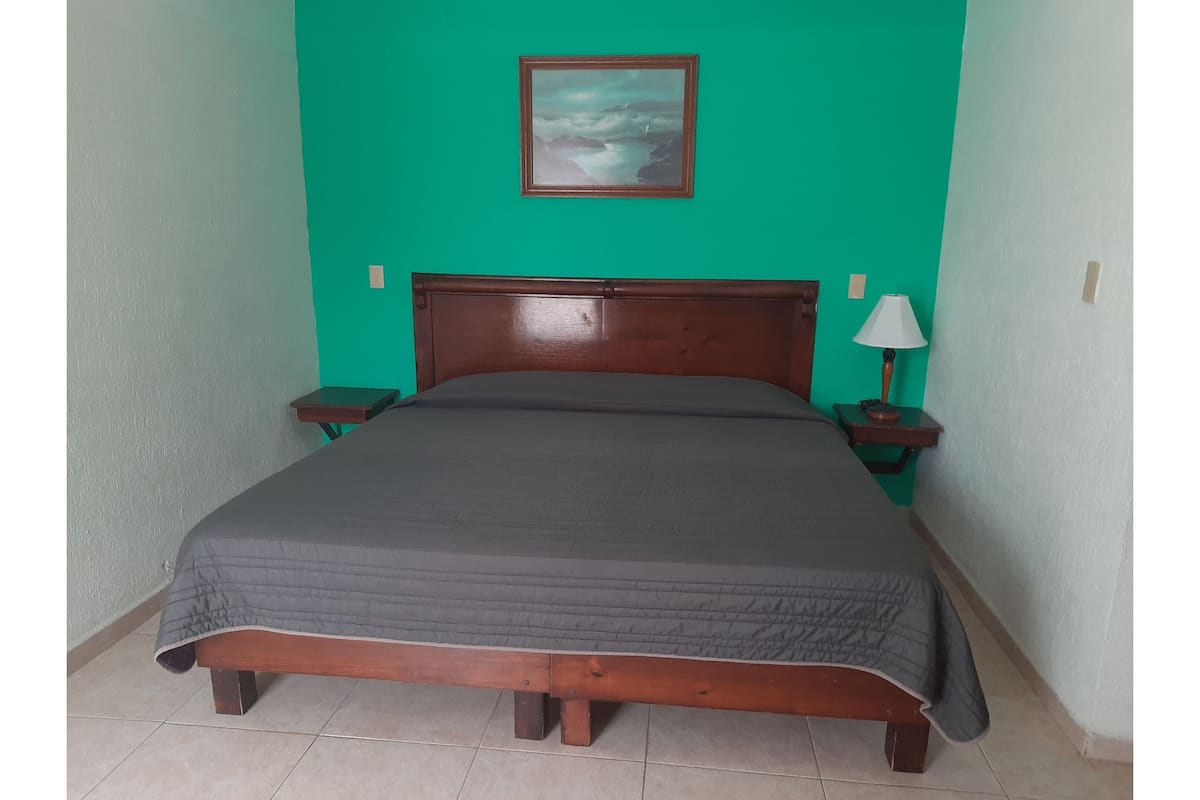 Superior Room | Meja, seterika/papan seterika, cadar katil