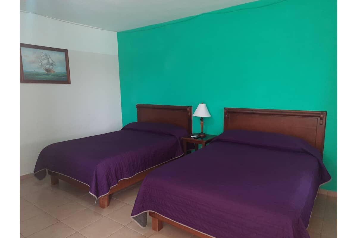 Double Room | Meja, seterika/papan seterika, cadar katil