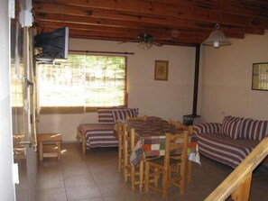 Standard-Ferienhütte, Küche, Gartenblick (6 People) | Wohnbereich | Flachbildfernseher