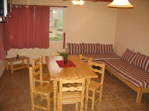 Cabane Standard, cuisine, vue jardin (6 People) | Coin séjour | Télévision à écran plat