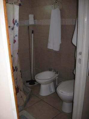 Standard Cabin, Kitchen, Garden View (6 People) | Bathroom | Shower, free toiletries, towels - Cabañas Trancas y Barrancas (Salsipuedes)