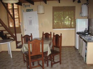 Refrigerador, microondas, placa de cocina, utensilios de cocina