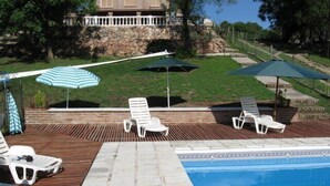 Outdoor pool, pool umbrellas, pool loungers - Cabañas Trancas y Barrancas (Salsipuedes)