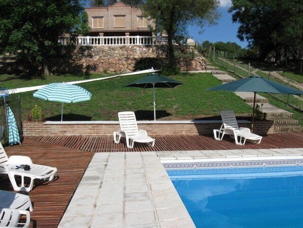 Outdoor pool, pool umbrellas, sun loungers - Cabañas Trancas y Barrancas (Salsipuedes)