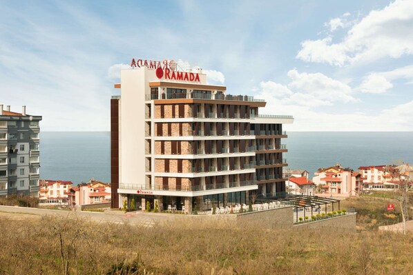 A multi-story hotel with balconies and a view of the sea. - Ramada by Wyndham Giresun Piraziz (Piraziz)