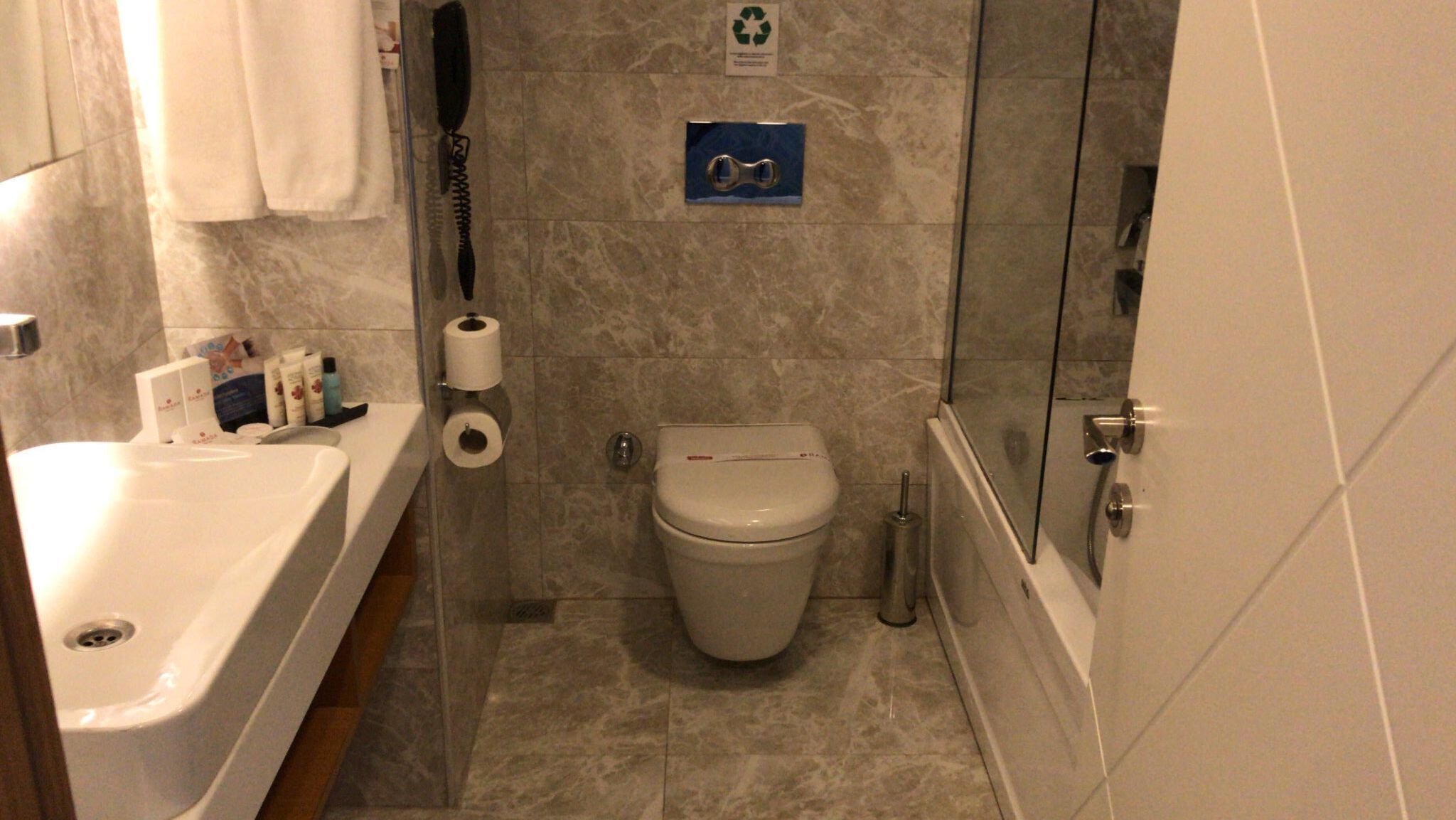Un baño con bañera, inodoro y ducha.