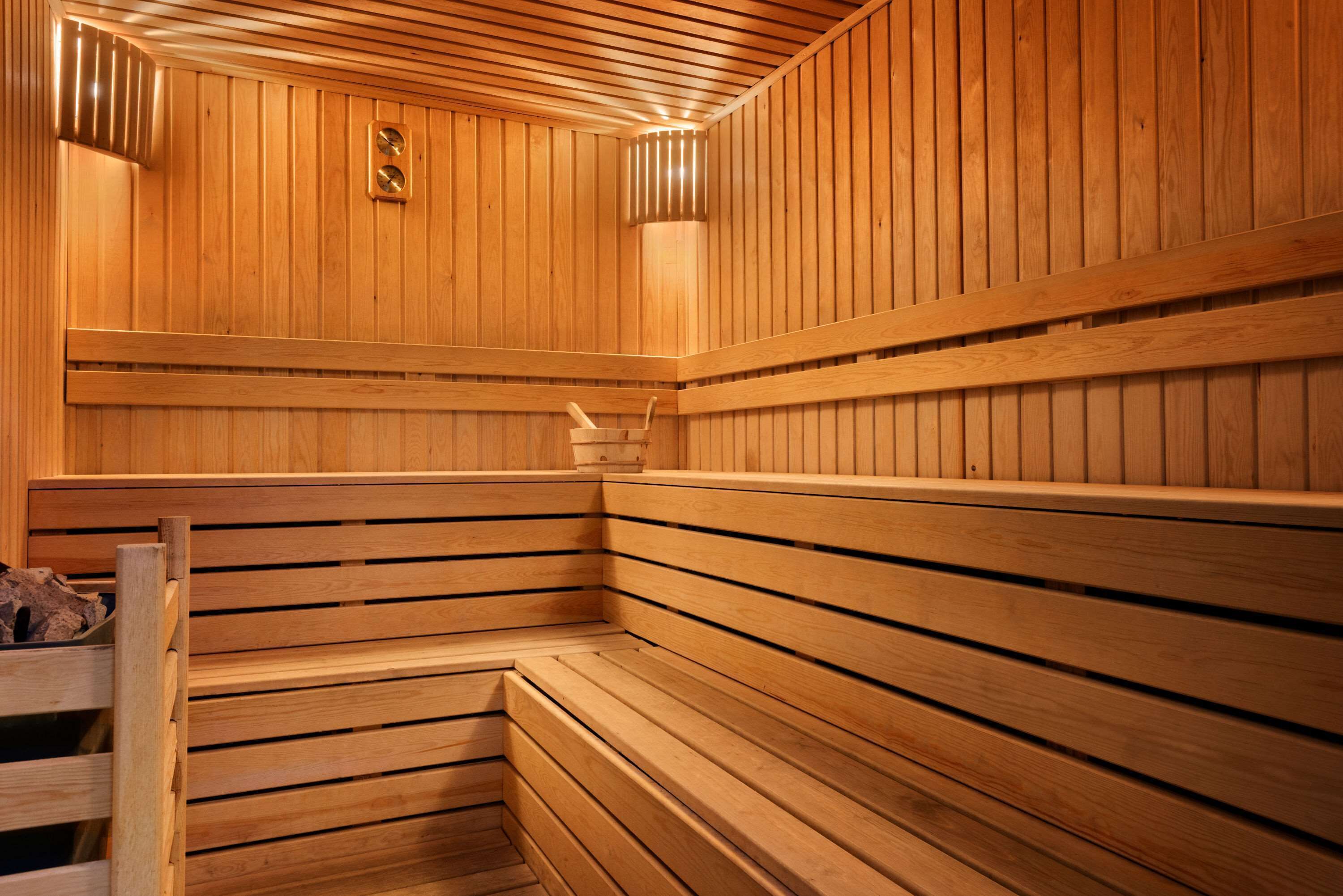 Un sauna en bois, avec des bancs et un mur en bois.