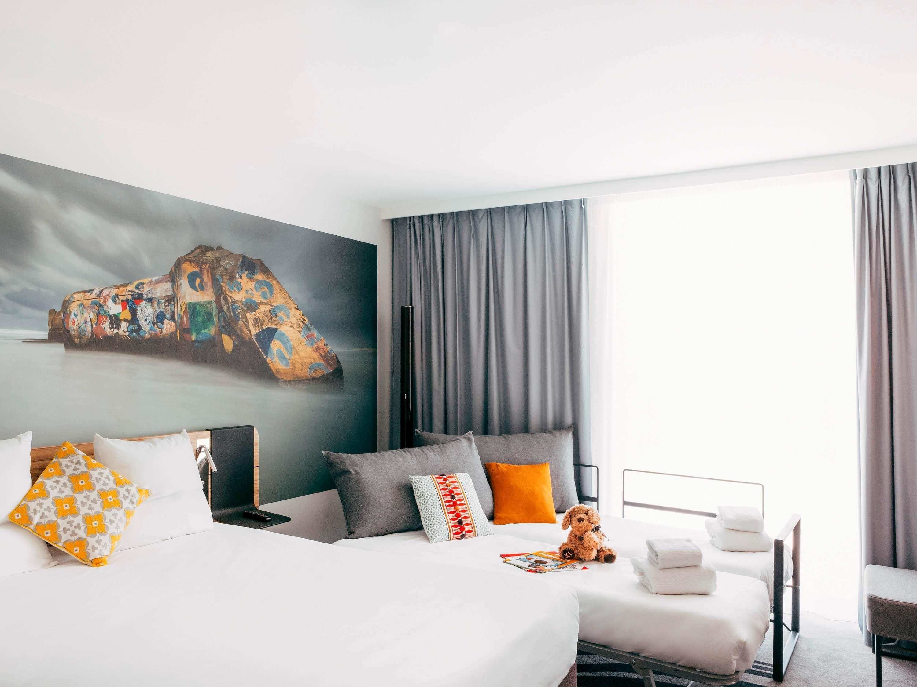 Habitación familiar con 2 camas individuales, 1 cama matrimonial y sofá cama | Minibar, caja de seguridad en la habitación y insonorización 