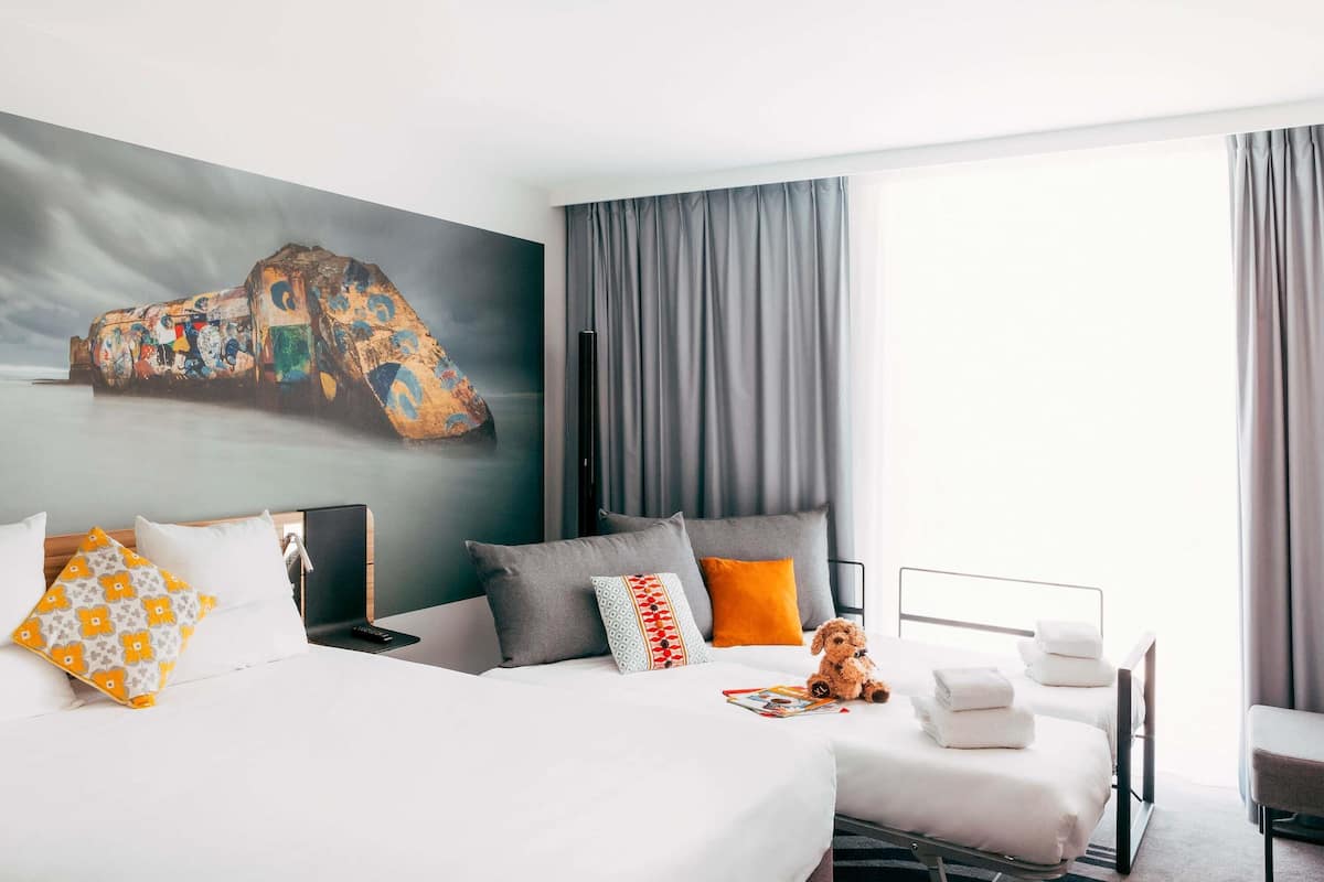 Familien-Zweibettzimmer, 1Â Doppelbett und Schlafsofa | Minibar, Zimmersafe, schallisolierte Zimmer, kostenlose Babybetten