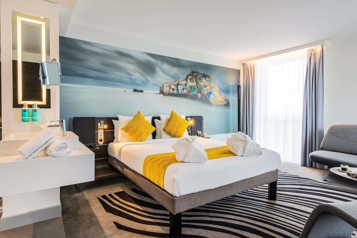 suite, 1 queen bed with sofa bed | minibar, in-room safe, soundproofing, free cots/infant beds