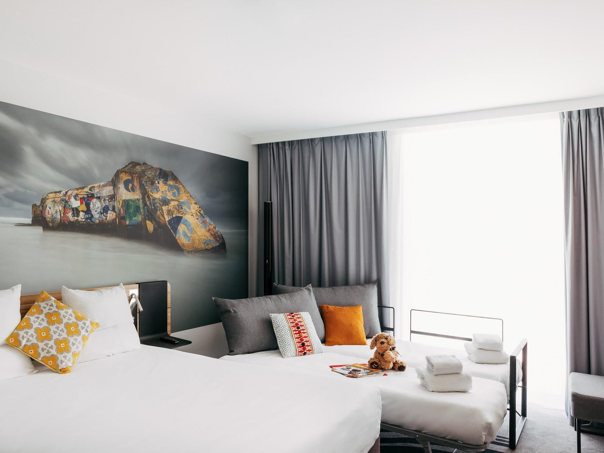 Habitación familiar con 2 camas individuales, 1 cama doble con sofá cama | Minibar, caja fuerte, sistema de insonorización y cunas gratuitas