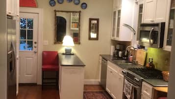 Kylskåp, mikrovågsugn, ugn och spishäll