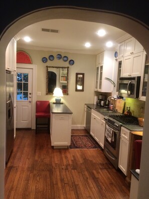 Fridge, microwave, oven, stovetop - Charming Cottage near UT (Austin)