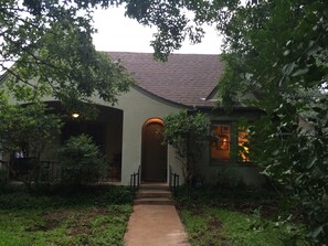 Exterior - Charming Cottage near UT (Austin)