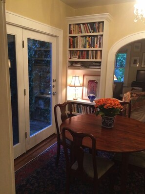 Dining - Charming Cottage near UT (Austin)