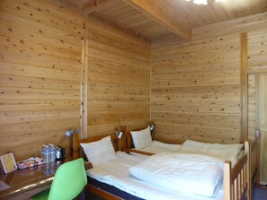 办公桌、免费 WiFi