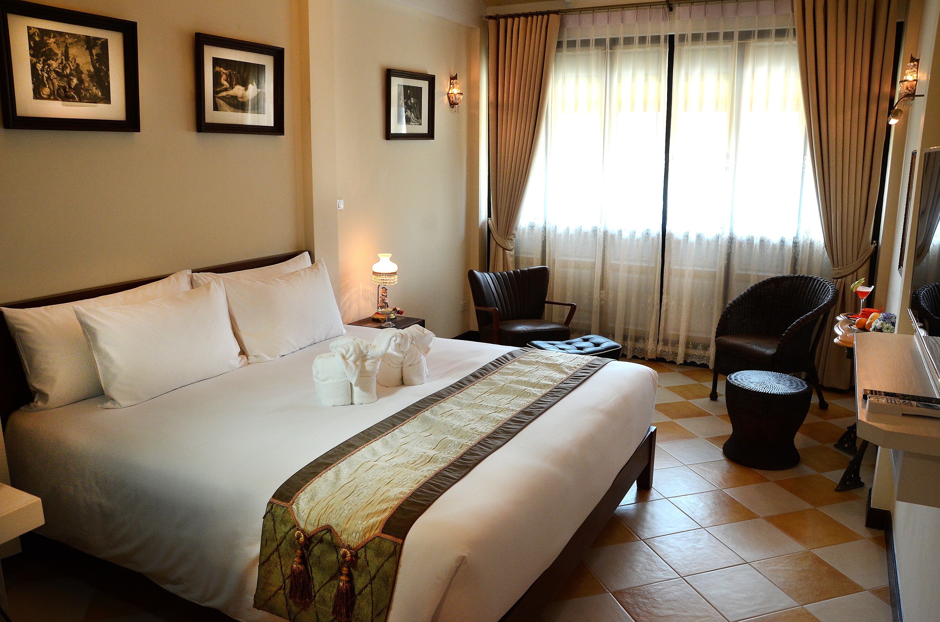 Minibar, decoración personalizada, muebles diferentes y wifi gratis 