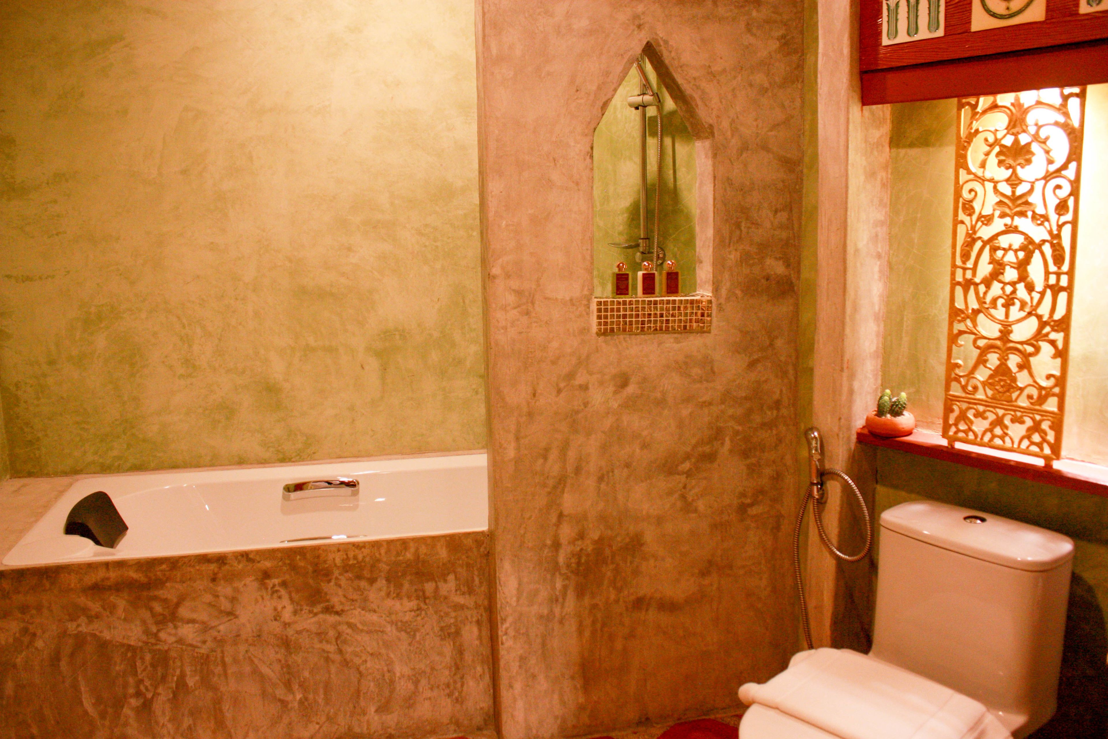 Un baño con bañera, inodoro y ducha.