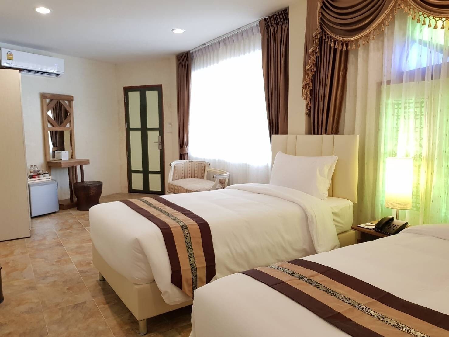 Minibar dan didekorasi berbeda-beda