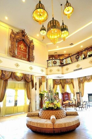 Lobby sitting area - Chuchai Buri Sri Amphawa (Amphawa)