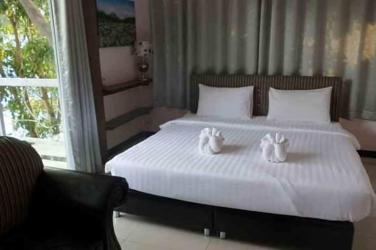 Desk, blackout curtains, rollaway beds, free WiFi