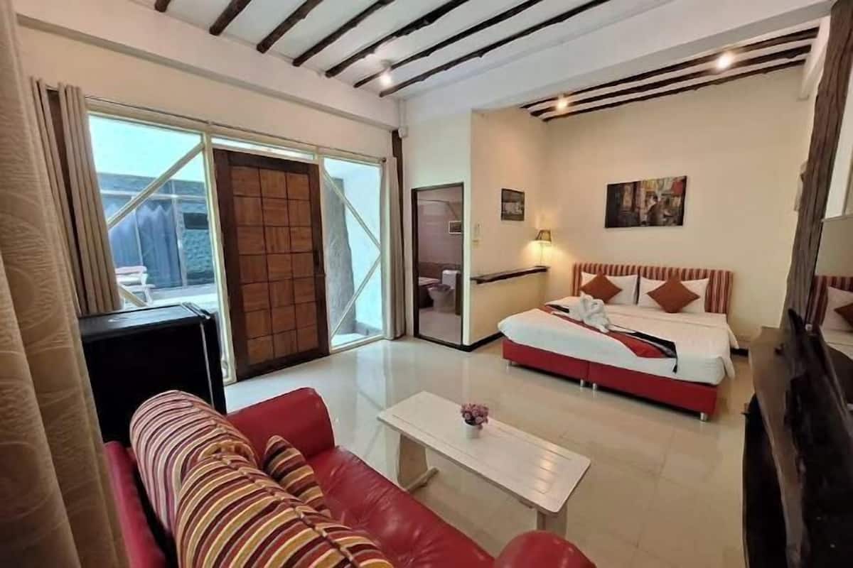 Escritorio, cortinas blackout, camas extra y wifi gratis
