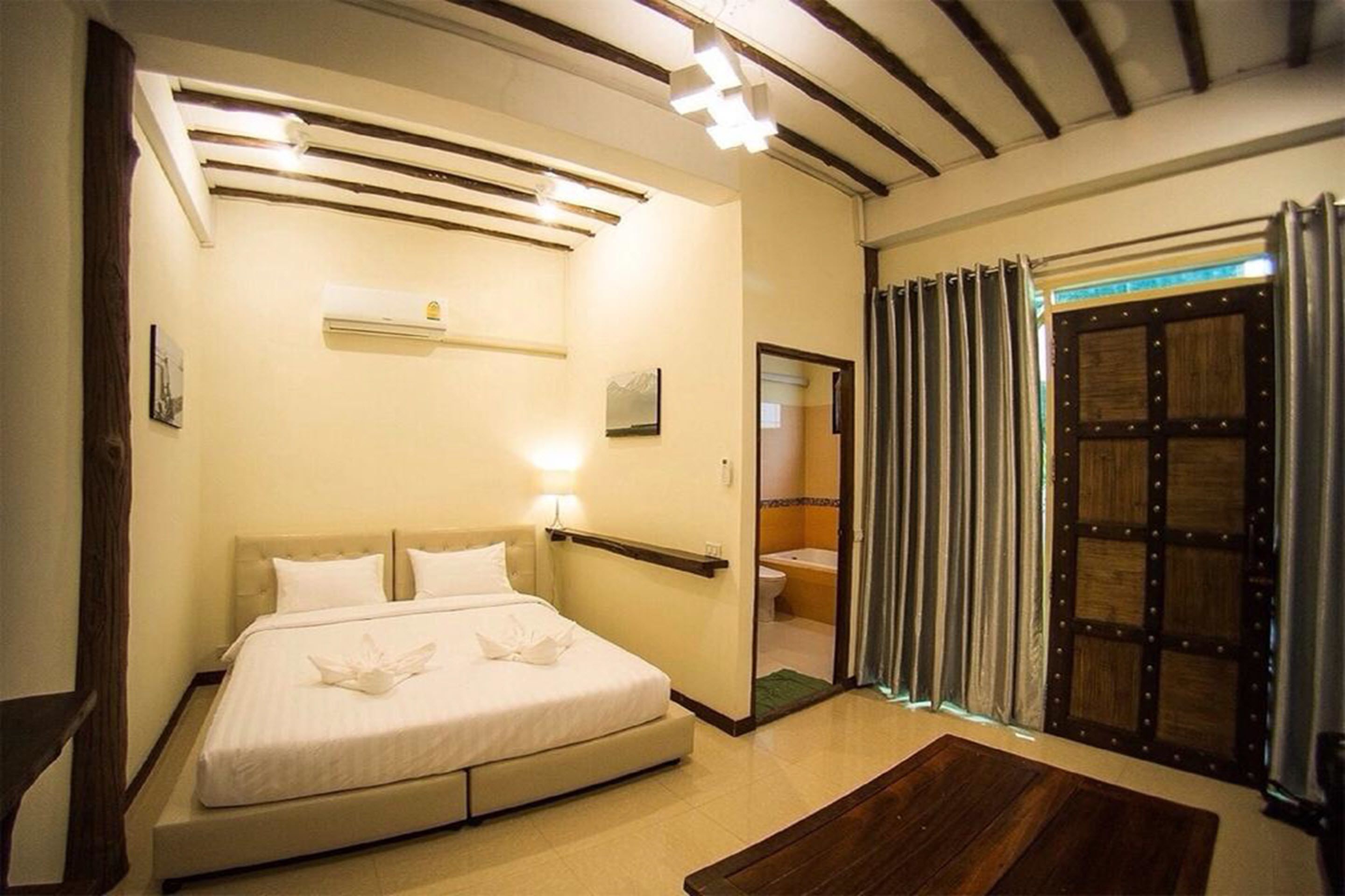 Superior Room  | โต๊ะทำงาน, ผ้าม่านกันแสง, เตียงเสริม/  เปล, Wi-Fi ฟรี