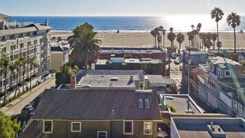 Plage à proximité, chaises longues, serviettes de plage