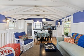 Smart TV, DVD player, books, video library - Best Beach Location in Santa Monica! Our Summer Stretches Through Fall! (Santa Monica)