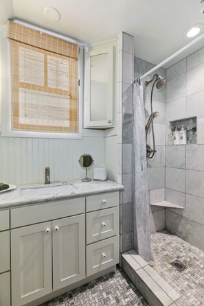 Dusche, Haartrockner, Handtücher, Seife