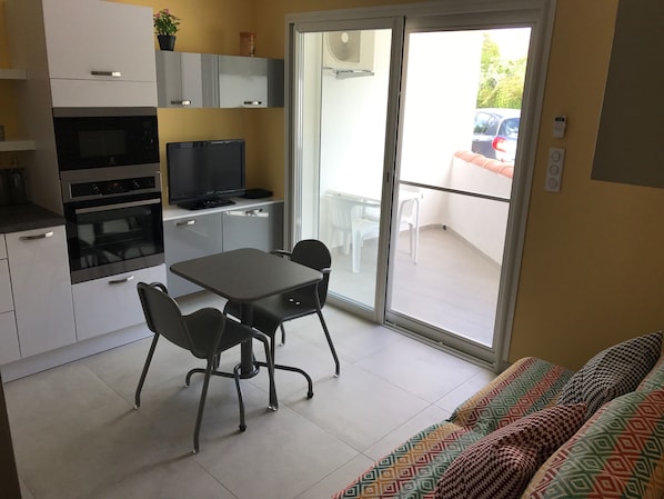 TV - 2-room apartment on the seafront 3*** Ground floor (Saintes-Maries-De-La-Mer)