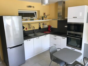 Fridge, microwave, oven, stovetop - 2-room apartment on the seafront 3*** Ground floor (Saintes-Maries-De-La-Mer)
