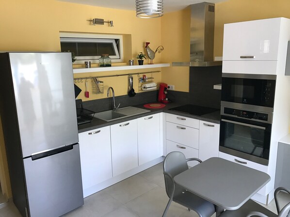 Refrigerador, microondas, horno y parrilla de estufa