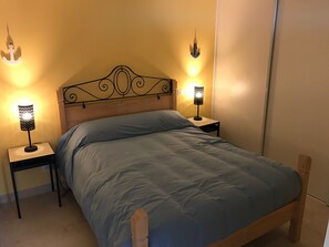1 habitación, tabla de planchar con plancha y wifi
