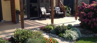 Quiet apartment with terrace and water views