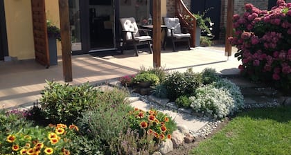 Ruhig gelegenes Apartment mit Terrasse und Blick aufs Wasser