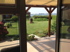 Property grounds - Quiet apartment with terrace and water views (Garz/Rügen)