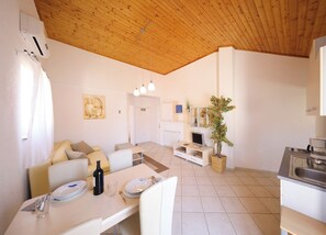 Une cuisine moderne équipée d’un évier, d’une cuisinière et d’un coin repas avec une table mise pour deux personnes.