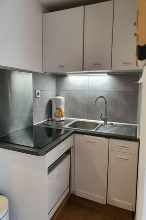 Fridge, microwave, oven, stovetop - apartment 150m from the sea (Agde)