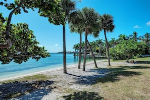 Beach nearby, sun loungers, beach towels