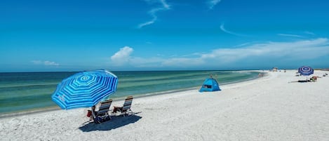 Perto da praia, espreguiçadeiras, toalhas de praia