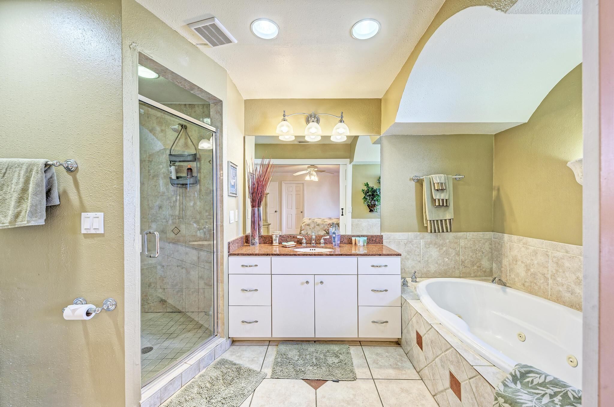 Combined shower/bathtub, hair dryer, towels, soap