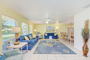 Smart TV, DVD player, books, video library - Your Dream Pool Home in Sarasota - #1 Siesta Key Beach a short drive (Sarasota)