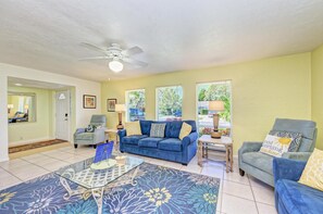 Smart TV, DVD player, books, video library - Your Dream Pool Home in Sarasota - #1 Siesta Key Beach a short drive (Sarasota)