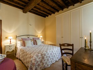 1 habitación, tabla de planchar con plancha y cuna de viaje