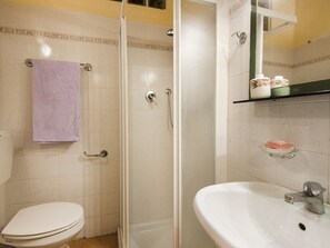 Douche, sèche-cheveux, bidet, serviettes fournies