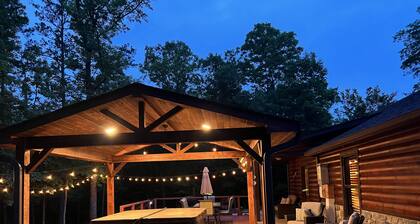 Hot tub! 25-30 Minutes N of Broken Bow Lake! River View. High Speed Fiber Wifi!