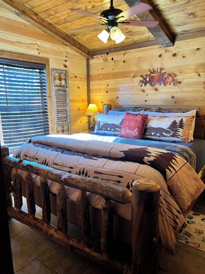 3 bedrooms, free WiFi, bed sheets -  Hot tub! 25-30 Minutes N of Broken Bow Lake! River View. High Speed Fiber Wifi! (Smithville)